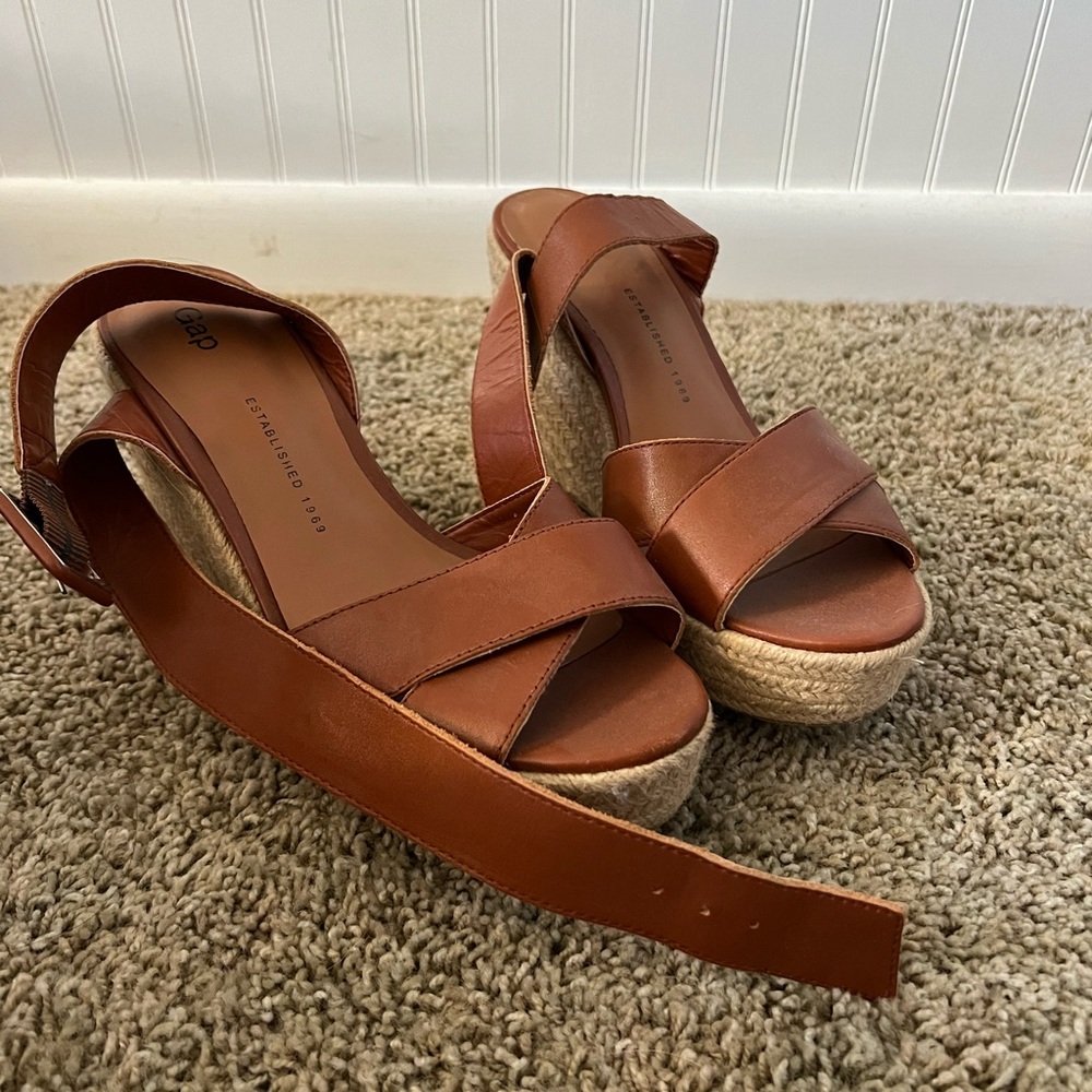 LIKE NEW! Gap heels